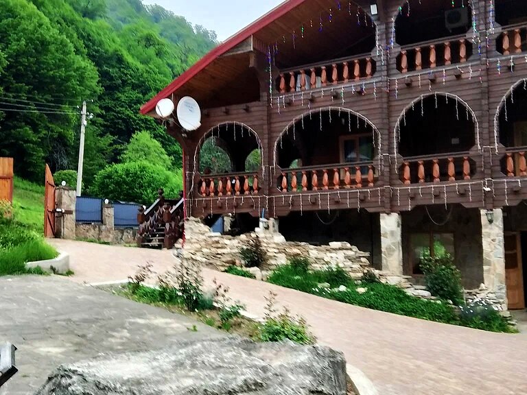Гостевой дом Любава — деревянный терем у горы Школьной