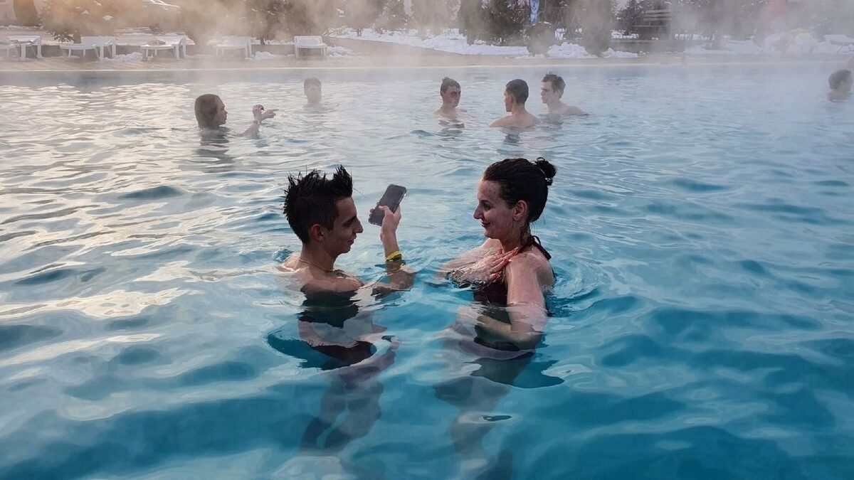 Купание в термах зимой — пар над горячей водой в Адыгее