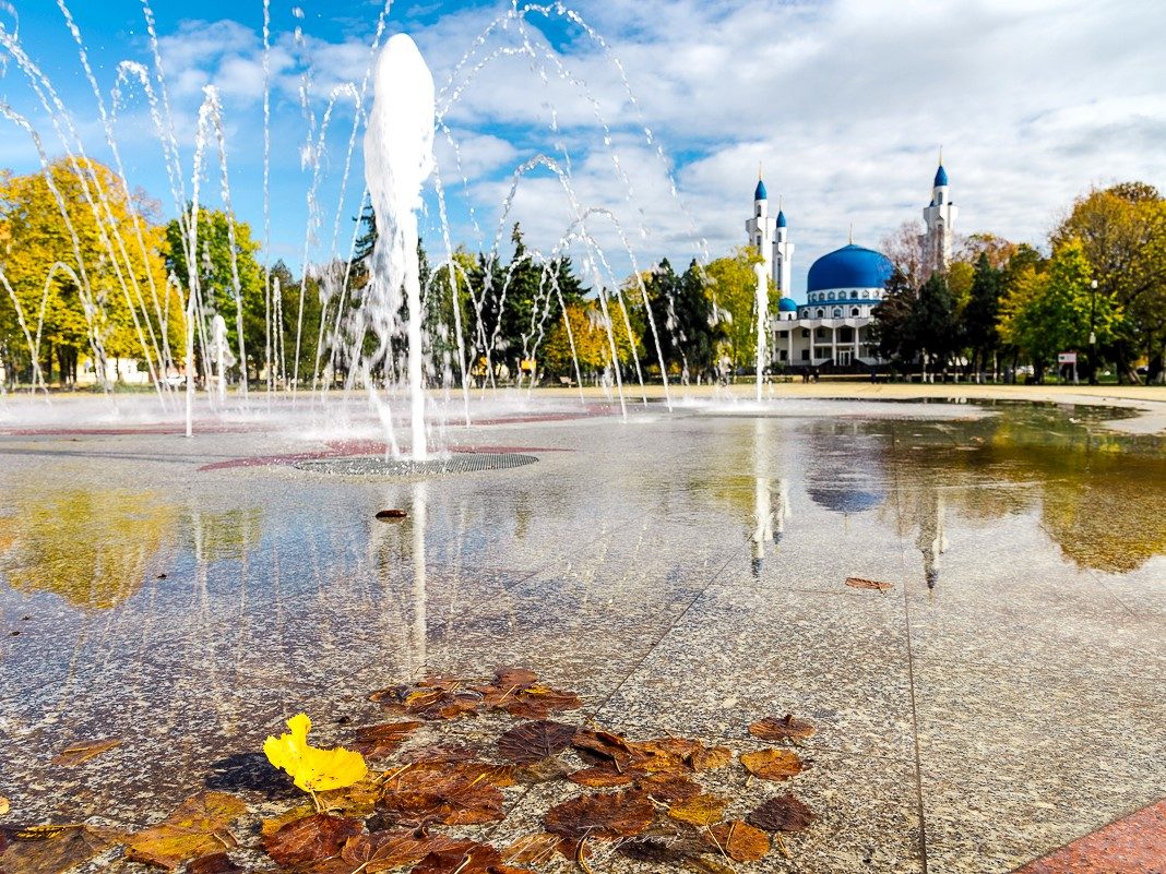 Термальный комплекс с фонтаном осенью