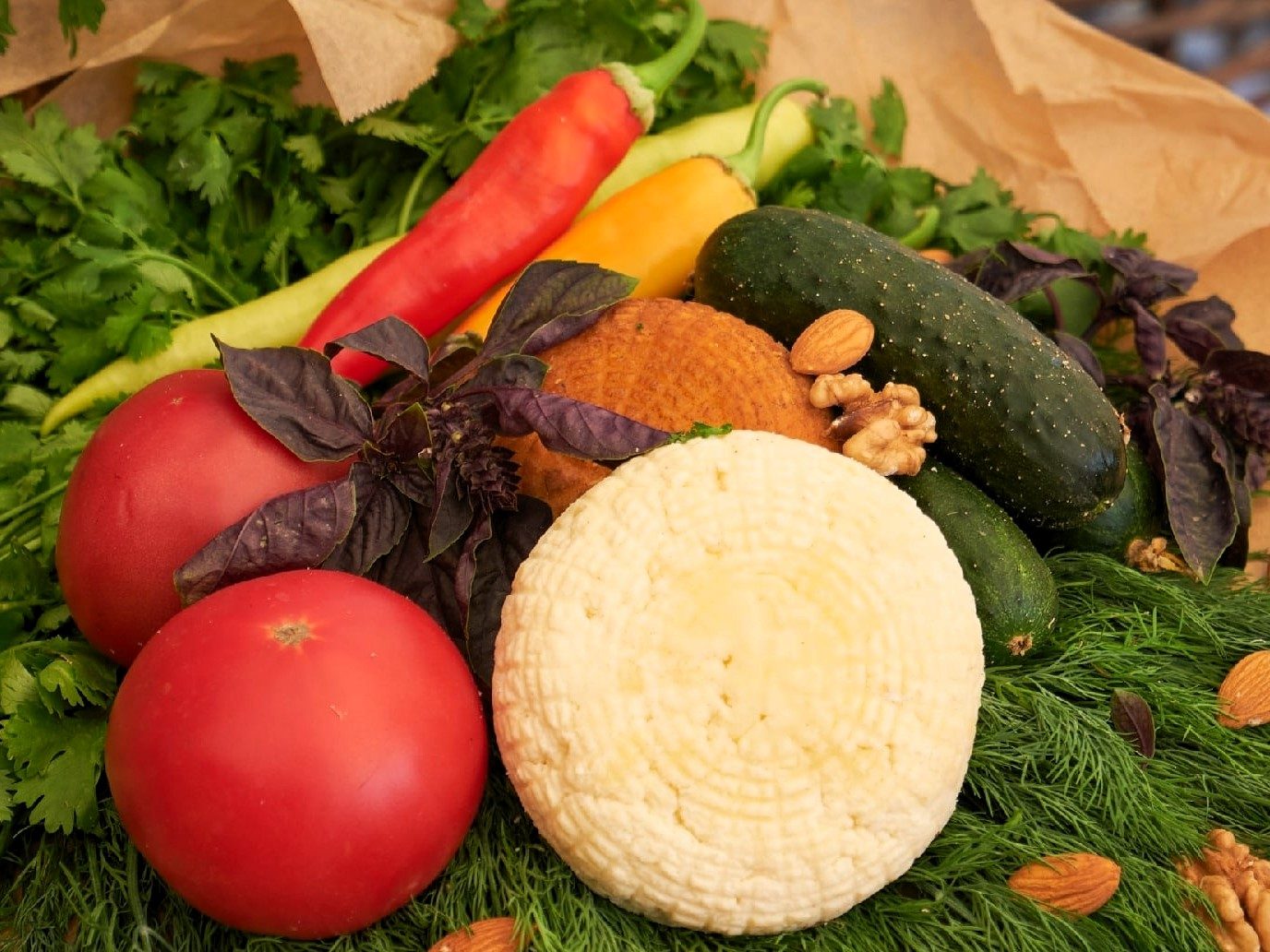Адыгейские продукты — сыр, овощи, орехи