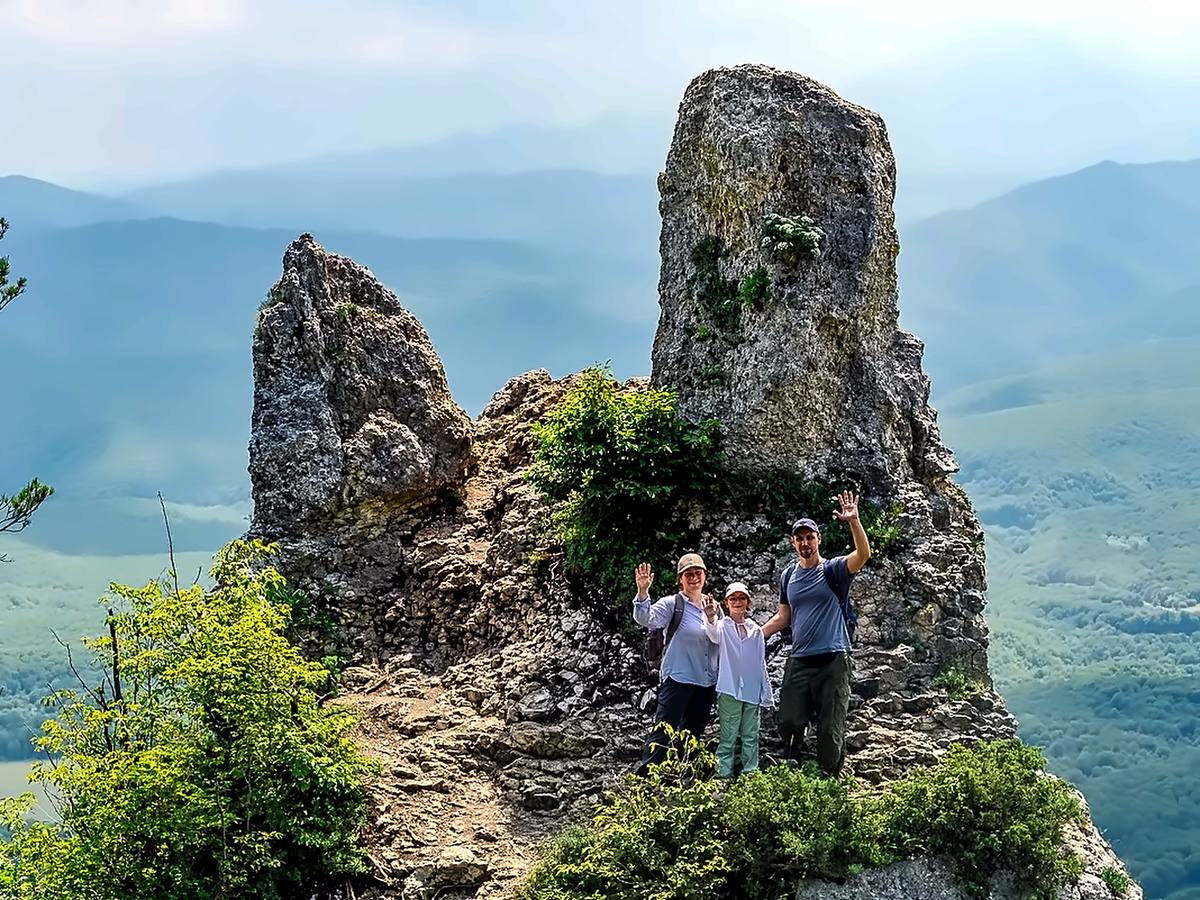 Скалы — группа туристов