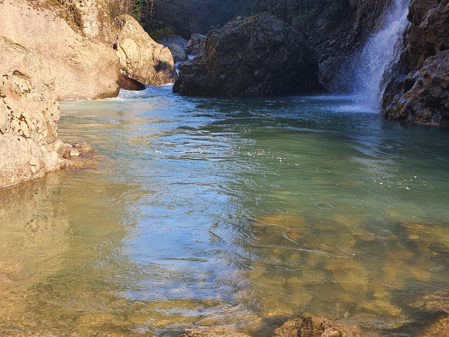 Чистая бирюзовая вода горной реки в Адыгее