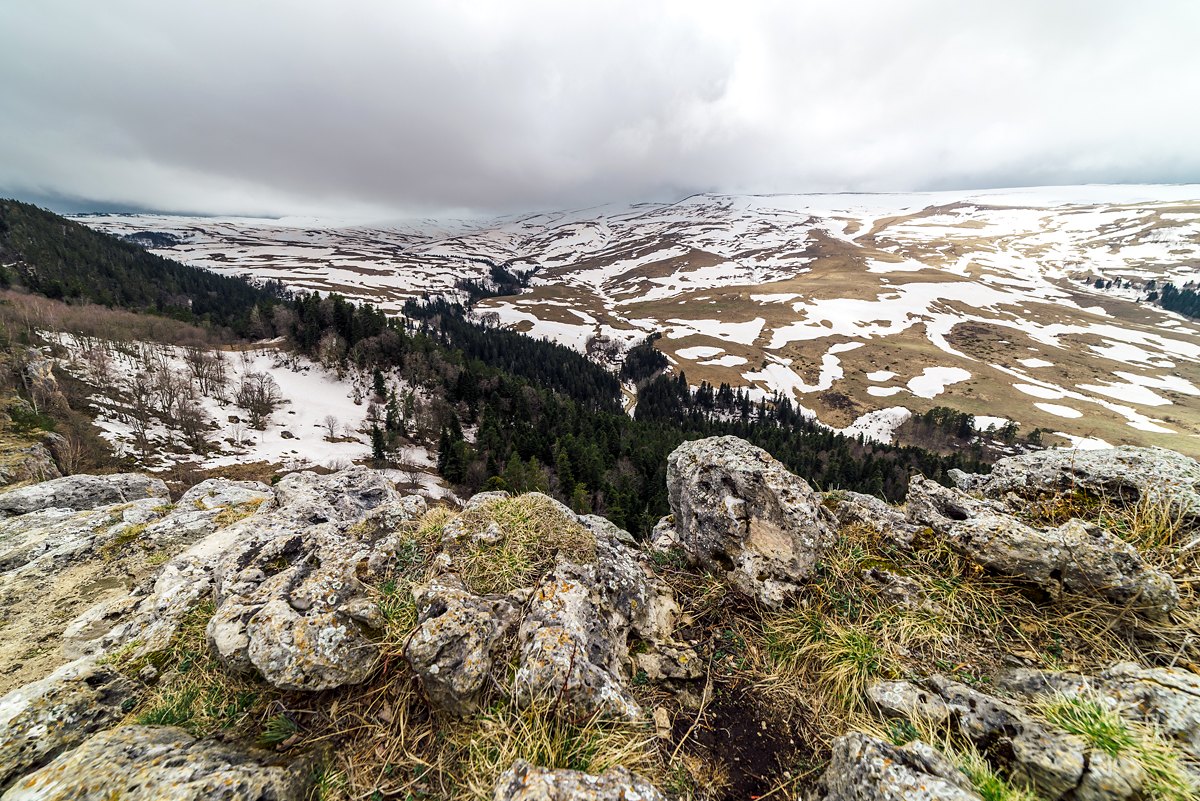 Весенняя панорама горного плато с остатками снега