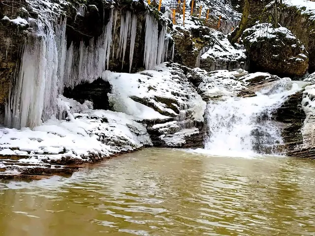 Зимний каскад водопада