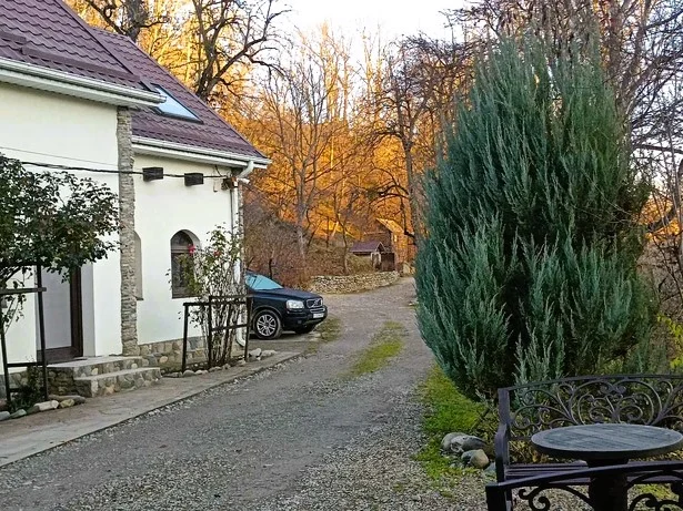 Территория базы у коттеджа