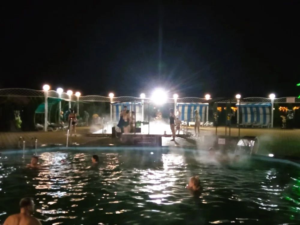 Вечернее купание в термальном бассейне